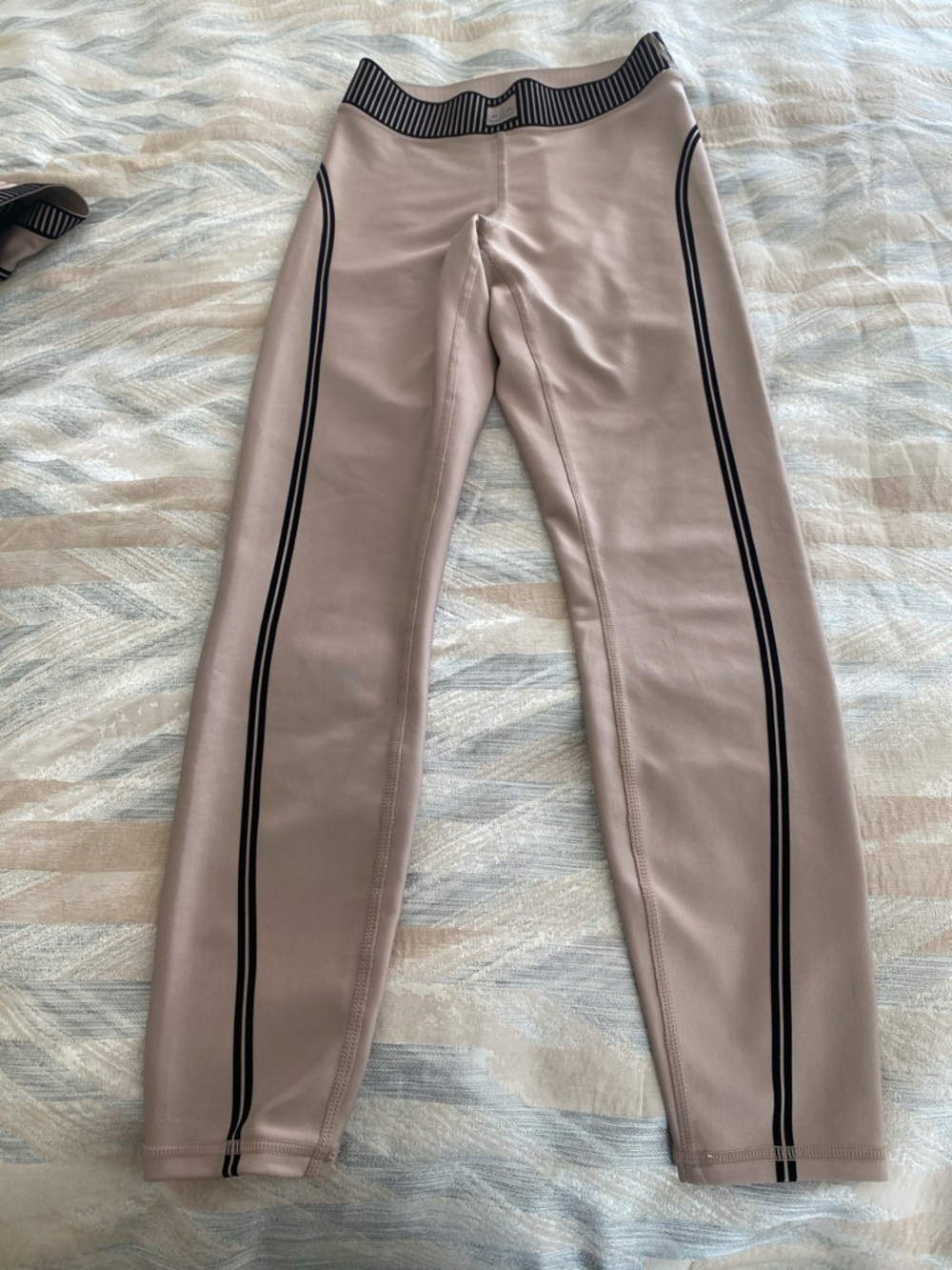ALO yoga 7/8 line up leggings 

Waist  23 inch Inseam 24 1/2